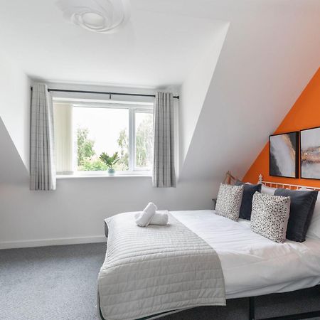 Modern Four Bedroom Four Bathroom Home Cheltenham Exteriér fotografie