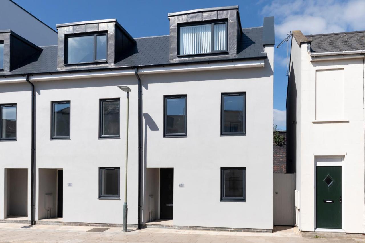 Modern Four Bedroom Four Bathroom Home Cheltenham Exteriér fotografie